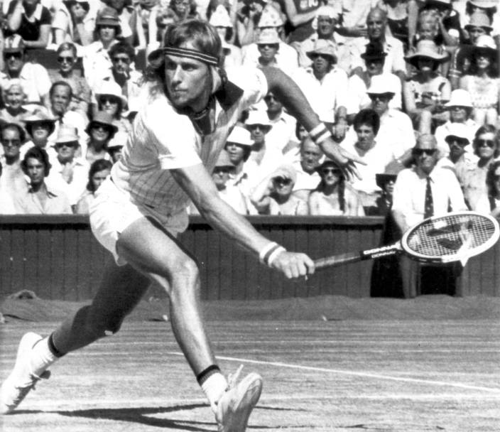 Impegnato nella semifinale di Wimbledon 1976. Durante tutto il torneo non cederà neanche un set e in finale batterà Nastase. Nella sua carriera si aggiudicherà cinque volte il prestigioso trofeo giocato sull’erba.